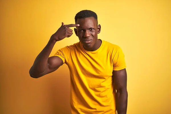 Jonge Afro Amerikaanse Man Dragen Casual Shirt Staande Geïsoleerde Gele — Stockfoto