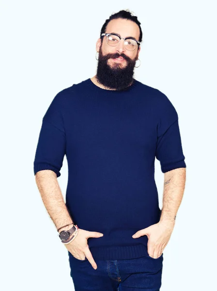 Homem Jovem Hipster Com Cabelos Longos Barba Usando Óculos Mãos — Fotografia de Stock