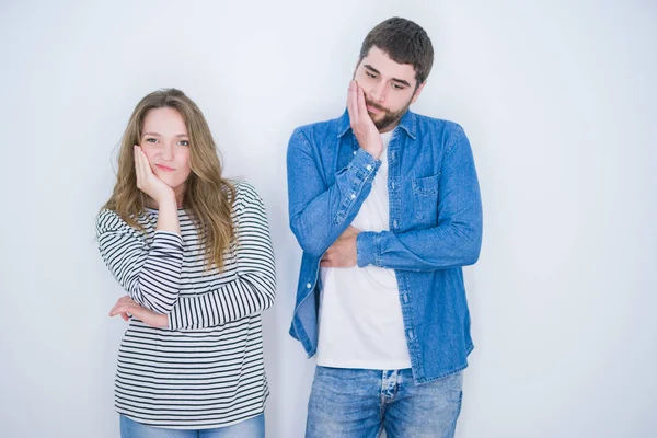 Jovem Belo Casal Juntos Sobre Fundo Isolado Branco Pensando Parecendo — Fotografia de Stock