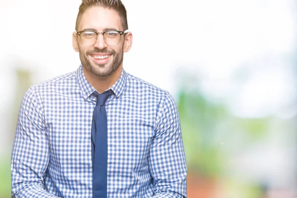 Junger Geschäftsmann Mit Brille Vor Isoliertem Hintergrund Der Lächelnd Die — Stockfoto