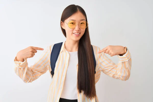 Jovem Estudante Chinesa Usando Óculos Mochila Sobre Fundo Branco Isolado — Fotografia de Stock