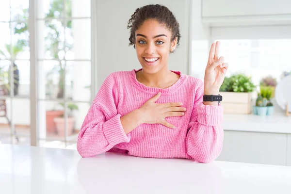 Beautiful African American Woman Afro Hair Wearing Casual Pink Sweater — Stock Photo, Image