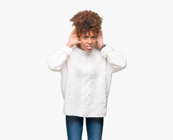 両方を聞くしようとすると 分離の背景に冬のセーターを着ている美しい若いアフリカ系アメリカ人女性は 耳ジェスチャー ゴシップに興味津 の手します 聴覚障害者 — ストック写真