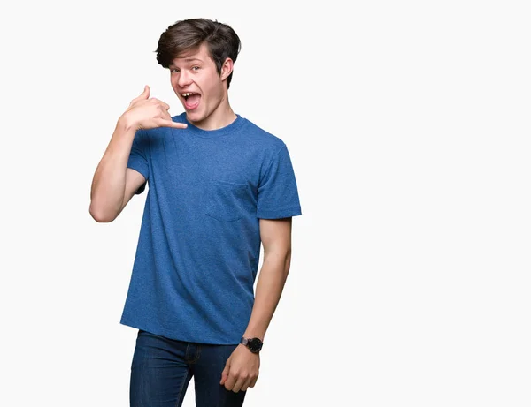 Jonge Knappe Man Draagt Blauw Shirt Geïsoleerde Achtergrond Glimlachend Telefoon — Stockfoto