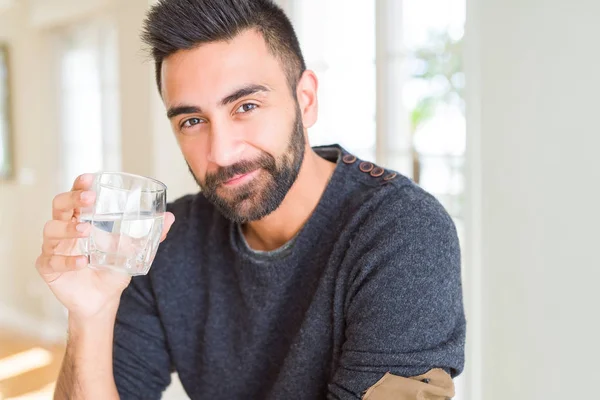 Hombre guapo bebiendo un vaso de agua fresca — Foto de Stock