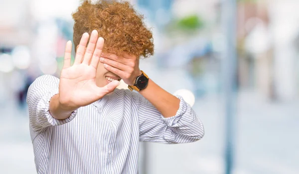 Junger Gutaussehender Geschäftsmann Mit Afrohaaren Elegantem Hemd Das Die Augen — Stockfoto