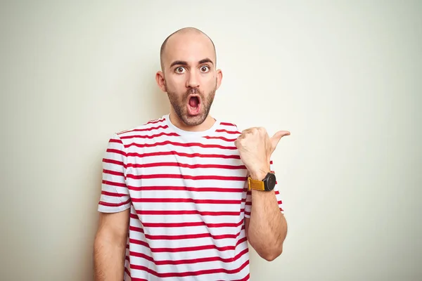 Jovem Careca Com Barba Vestindo Casual Listrado Camiseta Vermelha Sobre — Fotografia de Stock