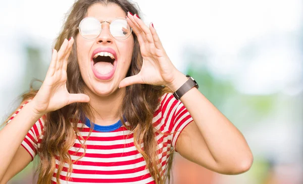 Young Beautiful Woman Wearing Glasses Shouting Angry Out Loud Hands — Stock Photo, Image