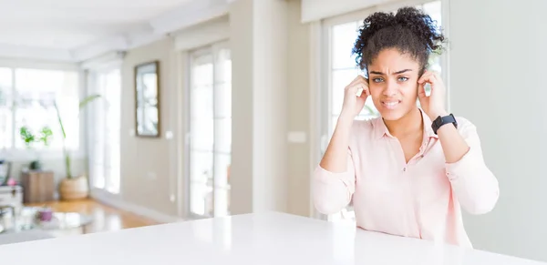 Széles Látószögű Gyönyörű Afro Amerikai Afro Hajú Amely Fül Ujjaival — Stock Fotó