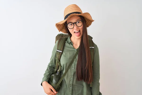 Chinesische Wanderin Mit Kantinenmütze Und Brillenrucksack Über Isoliertem Weißem Hintergrund — Stockfoto