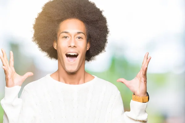 Jovem Americano Africano Com Cabelo Afro Vestindo Camisola Inverno Comemorando — Fotografia de Stock