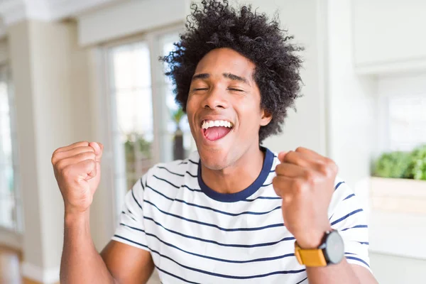 Hombre Afroamericano Con Rayas Camiseta Emocionada Por Éxito Con Los —  Fotos de Stock
