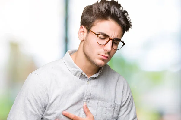 Homem Bonito Jovem Usando Óculos Sobre Fundo Isolado Com Mão — Fotografia de Stock