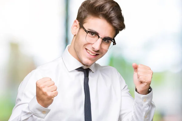 若いビジネス人非常に幸せと興奮の腕を上げ 勝者のジェスチャを行う分離の背景に眼鏡笑顔と成功のために叫んで お祝いのコンセプト — ストック写真