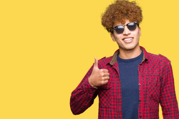 Joven Hombre Guapo Con Pelo Afro Usando Gafas Sol Haciendo —  Fotos de Stock