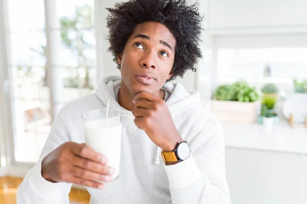 Afrikanisch Amerikanischer Mann Der Ein Glas Milch Hält Und Trinkt — Stockfoto