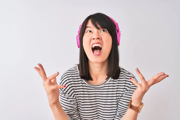Китаянка Слушает Музыку Розовых Наушниках Изолированном Белом Фоне Сумасшедшая Кричащая — стоковое фото