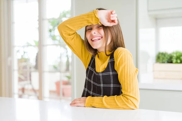 Junge Schöne Blonde Mädchen Tragen Legeren Gelben Pullover Hause Bedeckt — Stockfoto