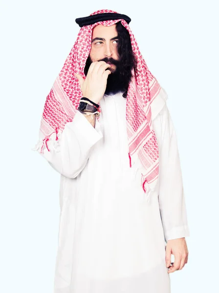 Arabian Affärsman Med Långt Hår Bär Traditionella Huvudbonaden Scarf Ser — Stockfoto