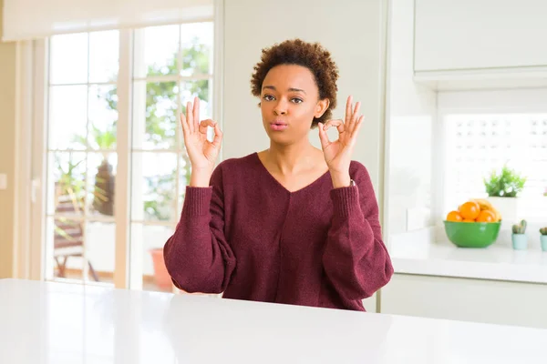 年轻美丽的非洲裔美国女人在家里放松和微笑 闭着眼睛用手指做冥想手势 瑜伽概念 — 图库照片