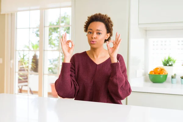 Joven Mujer Afroamericana Hermosa Casa Relajarse Sonreír Con Los Ojos — Foto de Stock