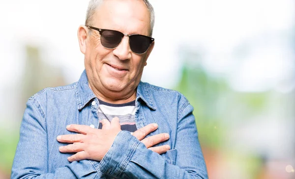 Bonito Homem Sênior Vestindo Jaqueta Ganga Óculos Sol Sorrindo Com — Fotografia de Stock