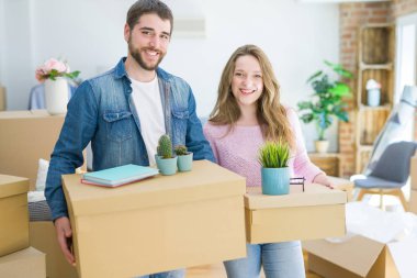 Genç güzel çift çok mutlu birlikte karton kutu tutarak