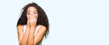 Hata için ellerle ağız kapsayan şok kıvırcık saçlı Genç güzel kız. Gizli kavramı.