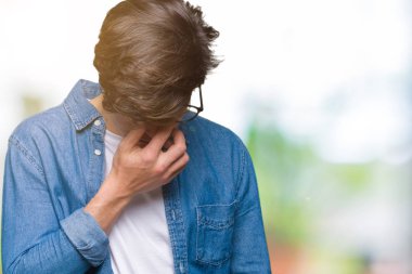 İzole arka plan yorgun sürtünme burun ve göz yorgunluğu ve baş ağrısı duygu üzerinde gözlük takan yakışıklı delikanlı. Stres ve hayal kırıklığı kavramı.