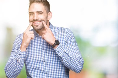 İzole genç yakışıklı adam arka plan gülen açık ağız ile parmak işaret ve neşeli gülümseme zorlamadan