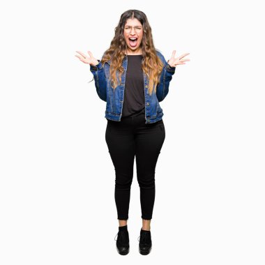 Gözlük ve kot giyen genç güzel kadın ceket kutluyor deli ve çığlık kaldırdı ve açık gözleri hayret silah ile başarı için heyecanlı. Kazanan kavramı