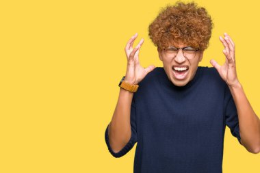 Genç yakışıklı adam kızgın ve silah ile başarı için deli kutluyor afro gözlük ile kaldırdı ve heyecanlı çığlık gözler kapalı. Kazanan kavramı