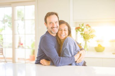 Birlikte evde oturan romantik orta yaş kaç