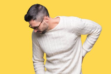 Genç yakışıklı adam gözlük izole üzerinde el ile geri, kas ağrısı dokunmadan acı sırt ağrısı, arka plan