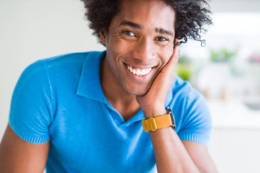 Emin gülümseyen yakışıklı Afro-Amerikan mutlu bir adam