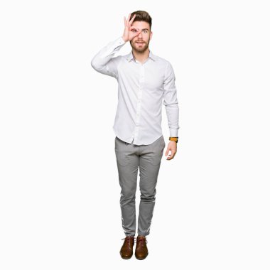 Genç yakışıklı iş adam el gülümseyen ile ok jest yapıyor, göz mutlu yüz ile parmaklar görünümlü.