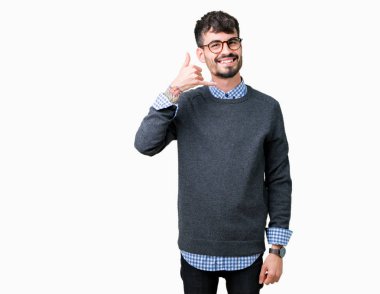 Genç yakışıklı yapıyor gülümseyen izole arka plan üzerinde gözlüklü adam akıllı telefon hareketi ile el ve parmak telefonda konuşuyor gibi. Kavramları iletişim.