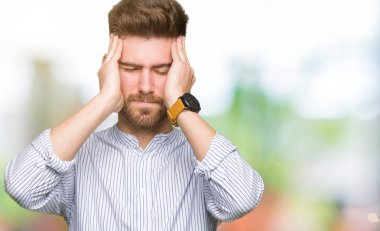 Genç yakışıklı adam çünkü umutsuz ve stresli baş ağrısı acı acı ve migren. Ellerini kafasına.