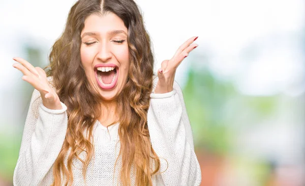 Mooie Jongedame Dragen Witte Trui Vieren Gek Verbaasd Voor Succes — Stockfoto