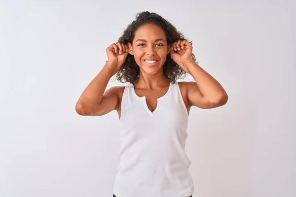 Jovem Brasileira Vestindo Camiseta Casual Sobre Fundo Branco Isolado Sorrindo — Fotografia de Stock