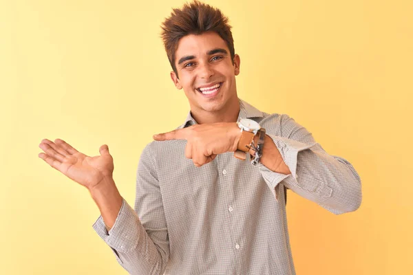 Homem Bonito Jovem Vestindo Camisa Casual Sobre Fundo Amarelo Isolado — Fotografia de Stock