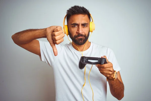 Árabe Hombre Jugador Indio Jugando Videojuego Con Auriculares Sobre Fondo —  Fotos de Stock