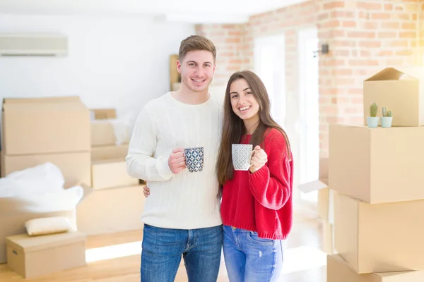 Vackra unga paret leende i kärlek dricka en kopp kaffe — Stockfoto