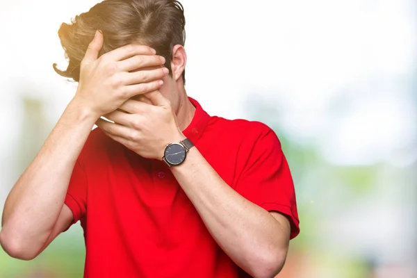 Joven Hombre Guapo Con Camiseta Roja Sobre Fondo Aislado Cubriendo —  Fotos de Stock