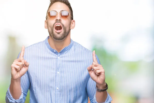 Junger Gutaussehender Mann Mit Sonnenbrille Vor Isoliertem Hintergrund Staunend Und — Stockfoto