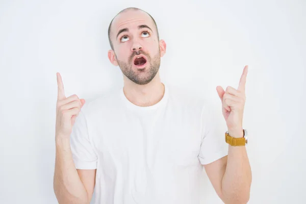 Young Bald Man White Isolated Background Amazed Surprised Looking Pointing — Stock Photo, Image