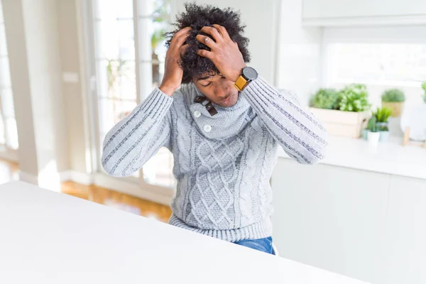 Афроамериканец Зимнем Свитере Страдает Головной Боли Отчаянии Стрессе Боли Мигрени — стоковое фото