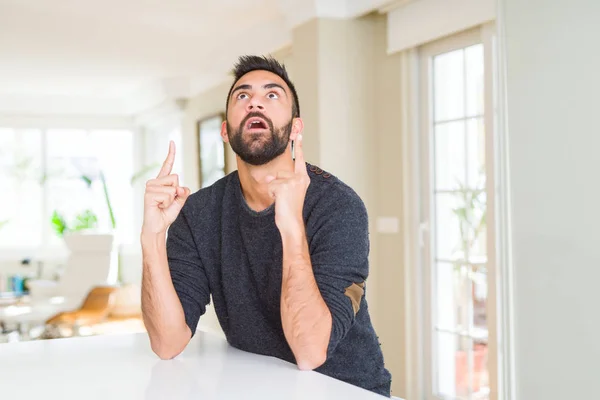 Hombre Hispano Guapo Usando Suéter Casual Casa Asombrado Sorprendido Mirando — Foto de Stock