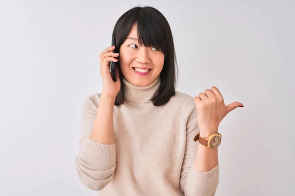 Joven Hermosa Mujer China Hablando Teléfono Inteligente Sobre Fondo Blanco —  Fotos de Stock