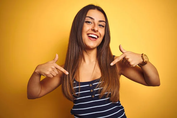 Joven Hermosa Mujer Con Camiseta Rayas Pie Sobre Fondo Amarillo —  Fotos de Stock